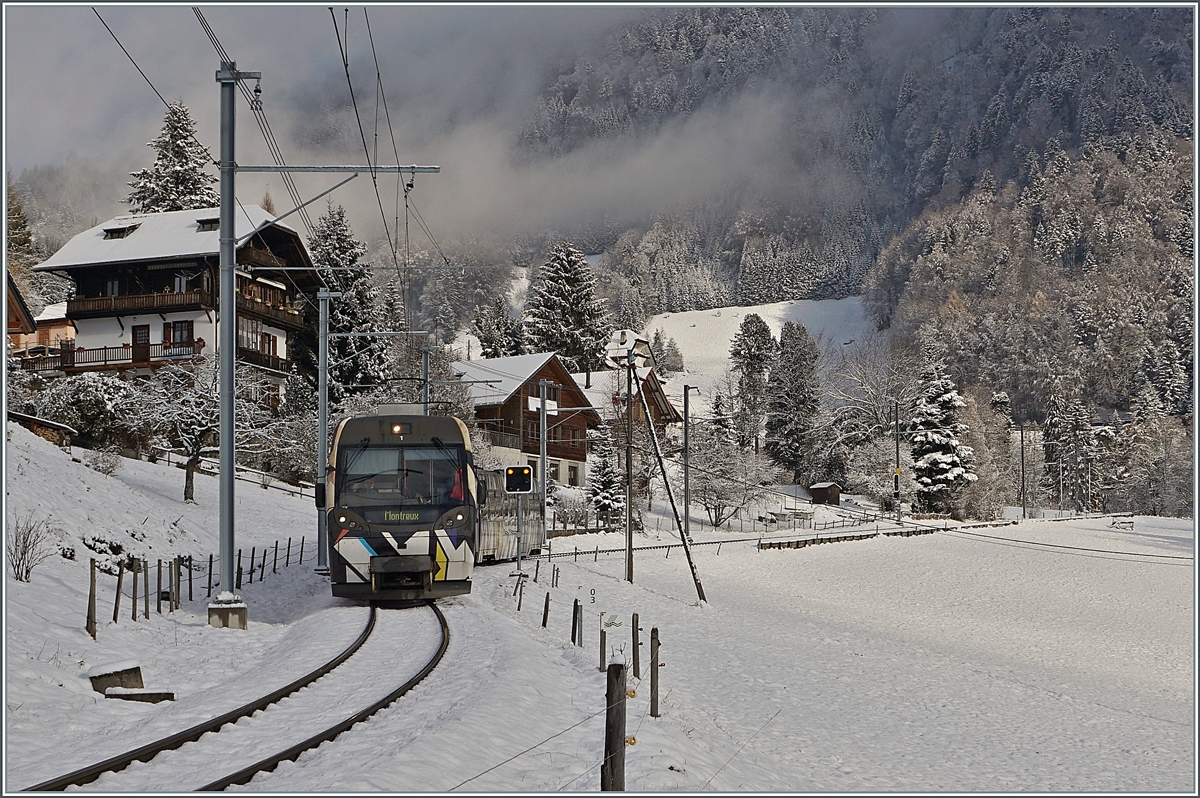 Der MOB Be 4/4 5001 mit seinen Steuerwagen ABt 341 und Bt 241 ist als Regionalzug von Zweisimmen kommend auf dem Weg nach Montreux und zeigt sich in der leicht verschneiten Landschaft bei Les Avants. Der Zug wurde von Sarah Morris in dieser gelungenen Form als  Monarch  gestaltet und verkehrt aber hauptsächlich im Simmental. 


2. Dezember 202