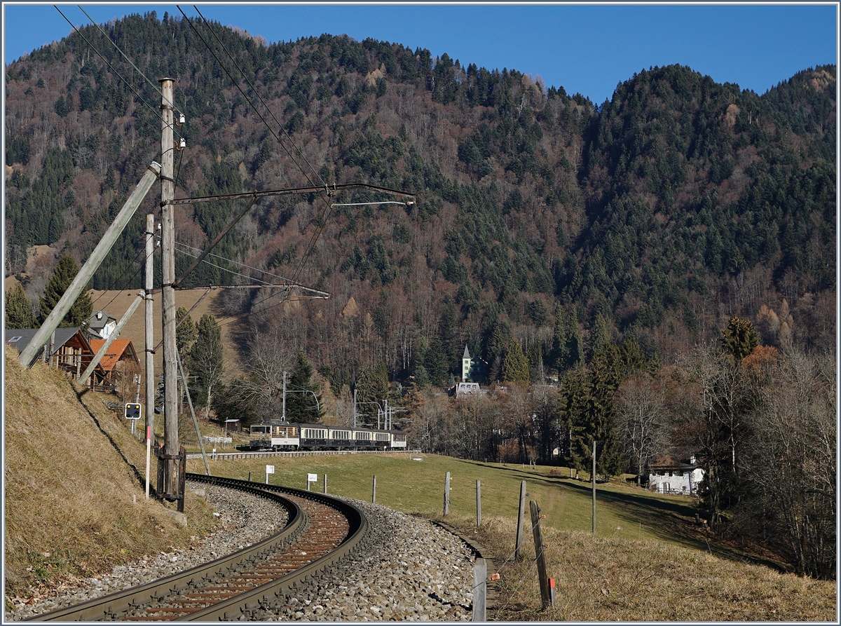 Der MOB Belle Epoque kommt! Eine GDe 4/4 mit ihrem MOB Belle Epoque Zug kurz nach Les Avats.
Interessant, die nach alten Holzmaste auf diesem Streckenabschnitt.
28. Dez. 2016 