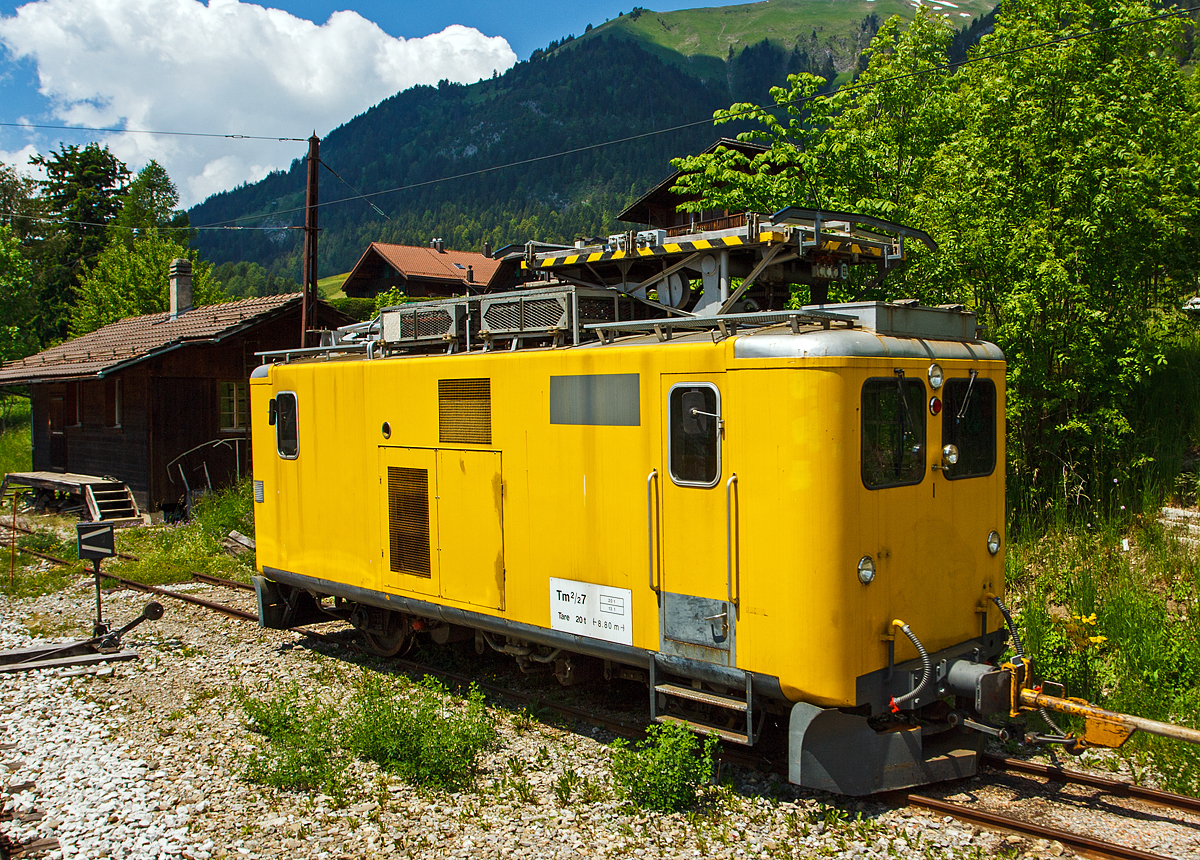 Der MOB Fahrleitungs-Turmtriebwagen Tm 2/2 - 7 (ex RhB Xm 2/2 9914) abgestellt am 28.05.2012 in Château d'Oex, aufgenommen aus fahrendem Zug. 

Der Fahrleitungs-Turmtriebwagen wurde 1903 als RhB F 511 gebaut, 1911 erfolgte die Umzeichung in RhB F 4011, 1950 erfolgte dann der Umbau zum Fahrleitung Turmtriebwagen RhB Xm 2/2 9914.

Der Triebwagen (bzw. Traktor) besitzt beidseitig eine Kabine für stehende Bedienung, eine Höhenverstellbare Arbeitsbühne 360° drehbar und einen Saurer BXD 4 Zylinder-Dieselmotor mit 110 kW Leistung. 

Die MOB (Montreux–Berner Oberland-Bahn) kaufte ihn dann 2007 von der RhB, 2009 erfolgte die Inbetriebnahme mit neuer Bezeichnung Tm 2/2 7. Er bleibt für den SE (Sécurité et Energie) in Château d'Oex stationiert. Wegen fehlender Magnetschienenbremse ist er nur für den Streckenabschnitt Montbovon - Lenk zugelassen.

TECHNISCHE DATEN:
Anzahl Fahrzeuge: 1
Spurweite: 1.000 mm
Achsformel: B
Länge über Puffer: 8.800 mm
Achsabstand: 4.400 mm
Treibraddurchmesser: 850 mm (neu)
Breite: 2.580 mm
Höhe: 4.030 mm
Höchstgeschwindigkeit: 55 km/h (60 km/h Schleppfahrt)
Dieselmotor: 4 Zylinder Saurer BXD 
Leistung: 110 kW
Dienstgewicht: 20.00 t
Max. Zuladung: 2 t
Ladefläche: 2 m²