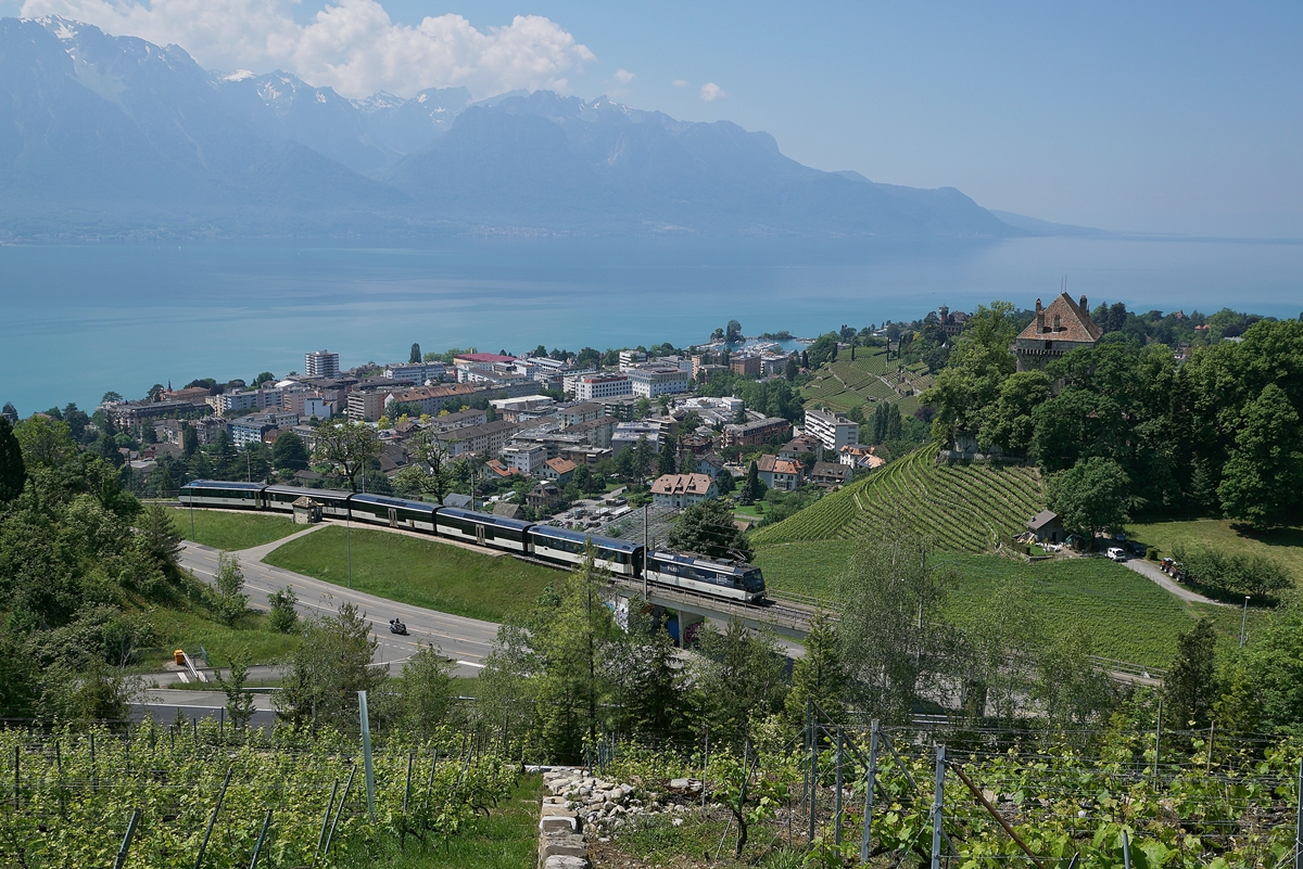 Der MOB GoldenPass PE 2118 in seiner neuen Form mit der Ge 4/4 8004 an der Spitze überquert auf seiner Fahrt von Montreux nach Zweisimmen bei Châtelard VD die Autobahn A9. 

18. Mai 2020