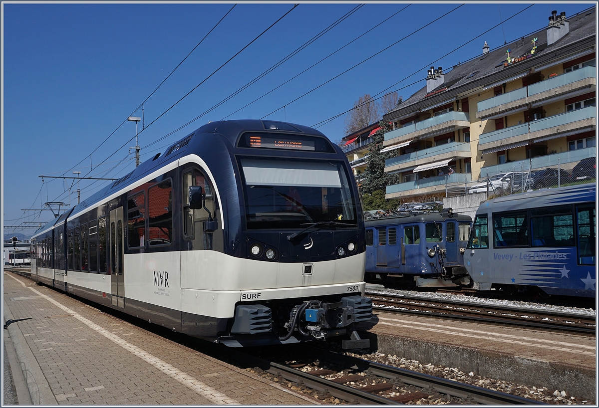 Der MOB GTW ABeh 2/6 7503  Blonay-Chamby  auf dem Weg nach Les Avants beim Halt in Chernex.

22. März 2019