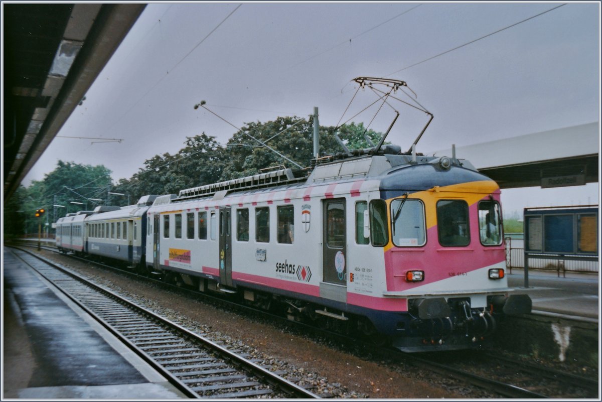 Der MThB ABDe 536 616-6  Konstanz  wartet in Radolfzell auf die Weiterfahrt nach Weinfelden. Interessant: der in der Mitte des Zuges eingereihte BLS Wagen.

30. Mai 1995