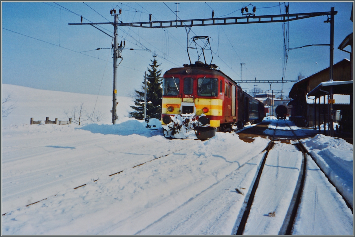 Der  Münster-Pendel  bestehene aus dem De 4/4 1615 einen EW II B und einem Bt wartet in Beromünster auf die Abfahrt nach Beinwil am See. 
Winter 1986/87