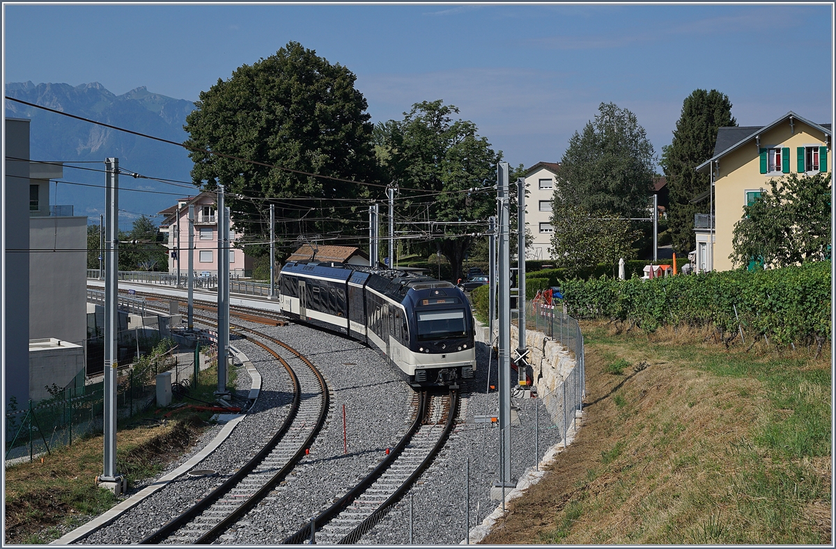 Der MVR ABeh 2/6 7505 verlässt St-Légier Gare, der Bahnhof ist nun (fast) fertig umgebaut und verfügt über eine nun gestreckt Gleisanlage mit längeren Überhohlgleisen und Schienenfreien Zugängen. 

24. Juli 2019