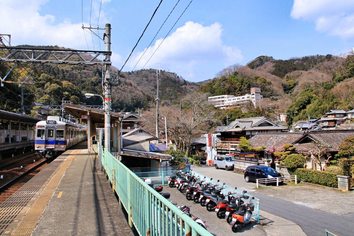 Der Nankai-Konzern, Partnerbahn der MOB: Auf dem Kimi Tôge-Pass unterwegs zwischen Osaka und dem Kôya-san. Im Bild der schon etwas ältere Nankai-Zug 6024. 28.März 2017 