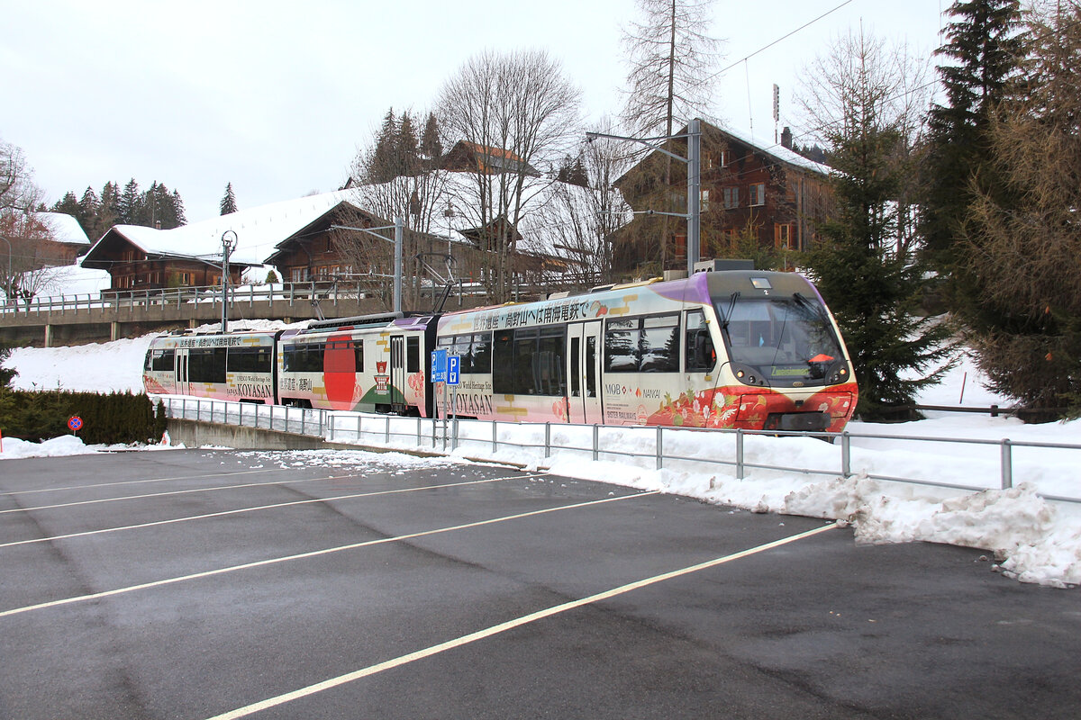 Der Nankai-Konzern, Partnerbahn der MOB: Der MOB Triebzug Bt 242 - Be4/4 5002 - ABt 342 mit Vollwerbung für die Nankai Bahn und insbesondere deren Linie zur Tempelstadt Kôyasan. Saanenmöser, 4.Februar 2021 