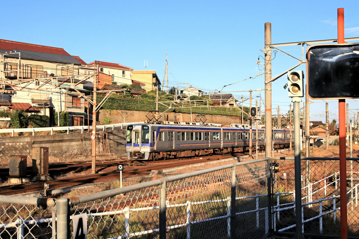 Der Nankai-Konzern, Partnerbahn der MOB: Schade dass diese Bahn heute keinen einzigen Hinweis auf die Partnerschaft gibt. Im Bild Einfahrt des Zuges 2046 vom Kôya-san in Hashimoto, 5.November 2022 