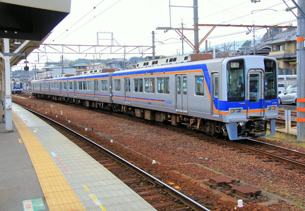 Der Nankai-Konzern, Partnerbahn der MOB: Vierwagenzug 2046 des Nankai Konzerns, wie er auf der Steilstrecke zum Kôyasan eingesetzt wird. Hashimoto, 28.März 2017  