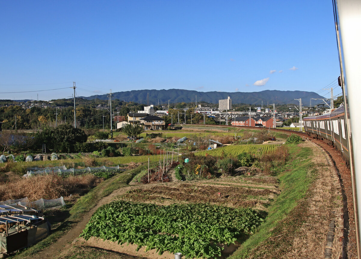 Der Nankai-Konzern, Partnerbahn der MOB: Zug 2041 nähert sich der Brücke über den Kinokawa-Fluss und dem Knotenbahnhof Hashimoto. Teils enden die Züge da, teils fahren sie weiter über die im Hintergrund sichtbaren Berge und den Kimi Tôge-Pass nach Osaka durch. 5.November 2022