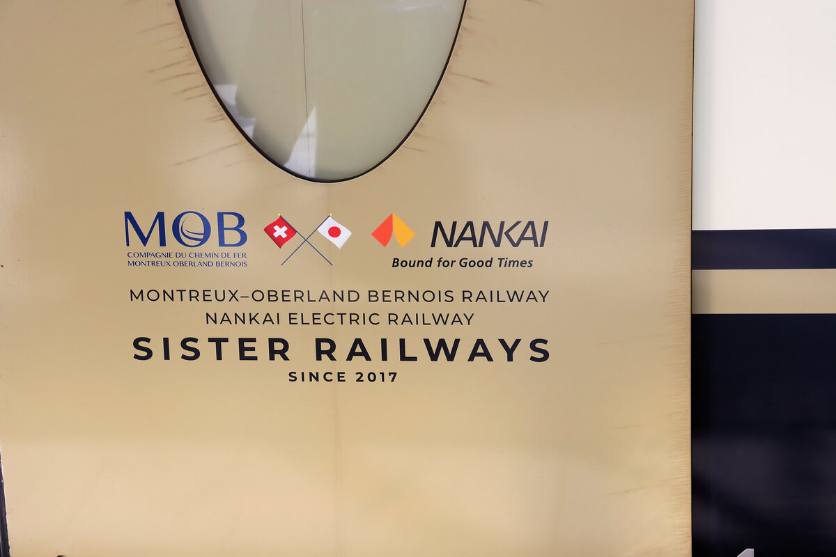 Der Nankai-Privatkonzern, die japanische Partnerbahn der MOB: Die Anschrift an der Türe eines Goldenpass Express-Wagens. 7.Mai 2025 