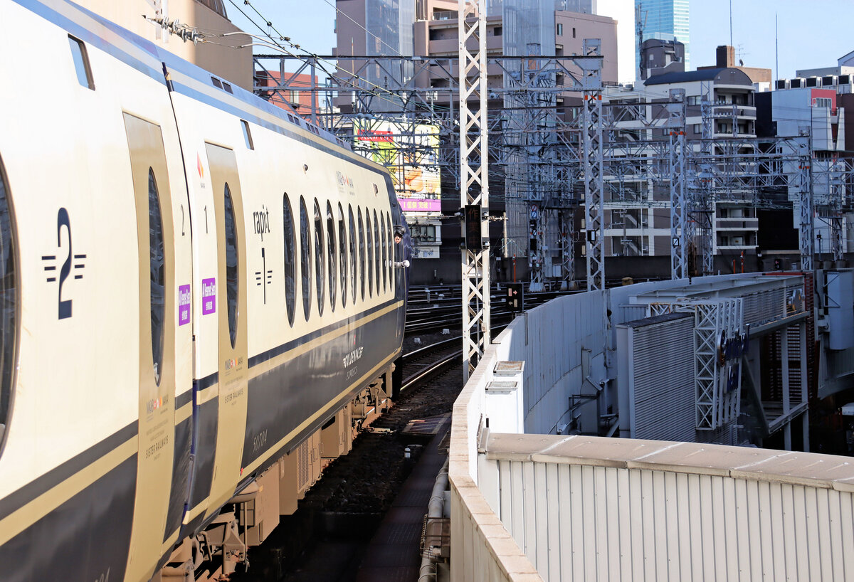 Der Nankai-Privatkonzern, die japanische Partnerbahn der MOB: Einfahrt von Zug 50504 in Namba. Typisch ist es, dass bei Ein- und Ausfahrten von Zügen in die Bahnhöfe der im hinteren Führerstand befindliche Schaffner persönlich aus dem Fenster schaut, die Hand auf der Notbremse. 7.Mai 2025  
