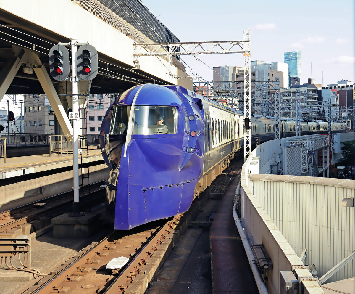 Der Nankai-Privatkonzern, die japanische Partnerbahn der MOB: Einer der 6 Züge des Nankai-Konzerns, der in Ôsaka zwischen dem Nankai-Hauptbahnhof Namba und dem Internationalen Flughafen Kansai pendelt, ist als MOB Goldenpass Express gestrichen worden (Zug 50504). Hier fährt der Zug in den Kopfbahnhof Namba ein. 7.Mai 2025   
