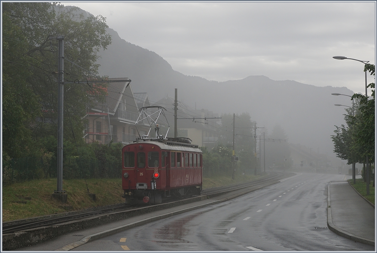 Der Nebel hat sich etwas gelichtet, als er Bernina Bahn Rhb ABe 4/4 35 Blonay Richtung Chaulin verlässt. 

9. Juni 2019
