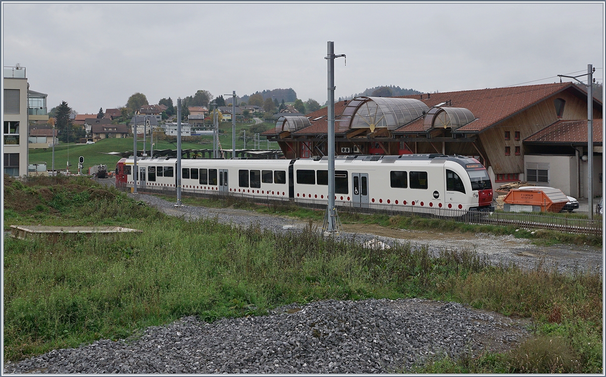 Der  neue  Bahnhof von Châtel St-Denis benötig zur Einführung in die Strecken nach Bulle einen leichten S-Bogen, der wie im Bild zu sehen z.T. etwas östlicher als die zur Zeit betriebene Stecke zu liegen kommt.

28. Okt. 2019