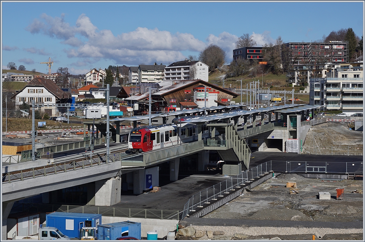 Der neue Bahnhof von Châtel St-Denis, nun etwas außerhalb des Orts gelegen und durch die neuen Lage als Durchgangsbahnhof ausgeführt. Im Bahnhof wartet ein TPF SURF auf die Weiterfahrt nach Bulle.
Bereits ersichtlich ist auch, dass im Umfeld des Bahnhofes noch weitere Neubauten entstehen 
werden.

5. Feb. 2020