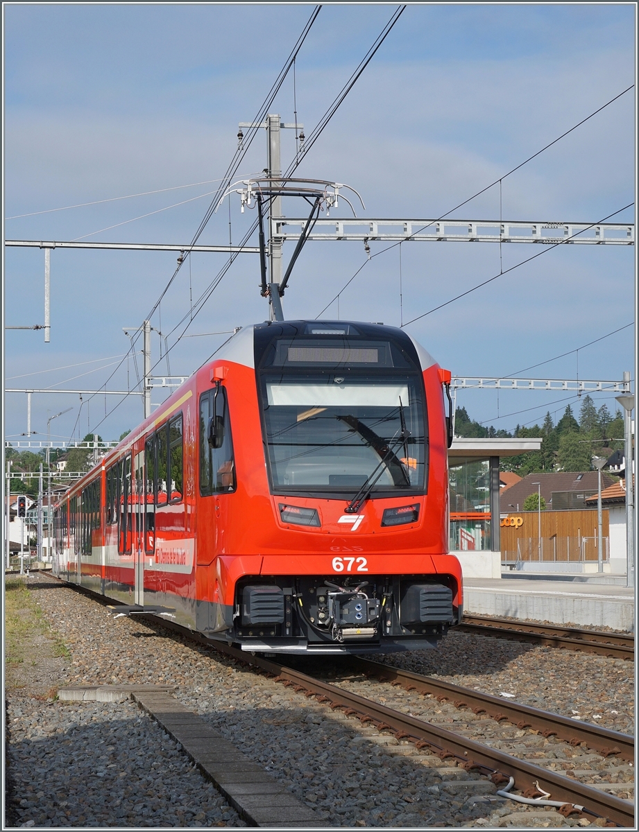 Der neue CJ ABe 4/12 672 (Be 2/4 - B - Be 2/4 672) ist auf Testfahrt. Der Tiebzug hat Le Noirmont erreicht, wo er für die Rückfahrt wendet.

26. Juni 2024
