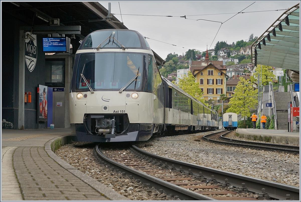 Der  neue  MOB Panoramic steht in Montreux zur Abfahrt nach Zweisimmen bereit. Der Zug PE 2228 ist wie folgt zusammengesetzt: Ast 151 As 112, Bs 236, Bs 237, Bd 205 und der Schiebelok Ge 4/4 8004. 

14. Mai 2020