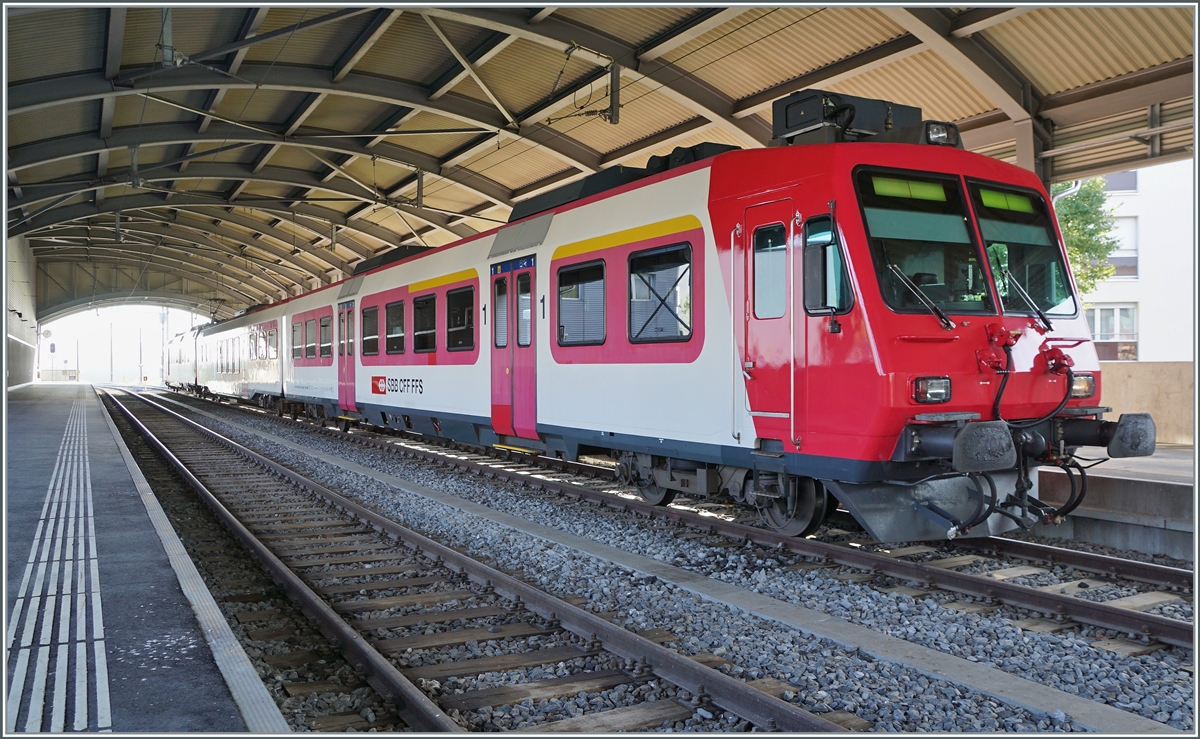 Der neusten  Schülerzugs  im Vallée de Joux: Ein SBB (!) Domino in Travys Farbgebung bestehend aus dem RBDe 560 384-0 (RBDe 560 DO 94 85 7560 384-0 CH-SBB), dem B NPZ DO 50 85 29-43 384-1 CH-SBB und dem ABt NPZ DO 50 85 39-43 984-6 CH-SBB ist als Regionalzug 7914 von Vallorbe (ab 7:21) in Le Brassus an (8:01) eingetroffen. Der Domino wird am Nachmittag (ab 16:02) als Regionalzug 7961 nach Vallorbe zurück fahren. Der Zug wurde innen und aussen perfekt gesäubert, nichts mehr deutet auf den vorhergehend Besitzer hin; einen solchen Eifer wünschte man sich auch in andern Bereichen, wie z.B beim beheben defekter Türen oder Klimaanlagen...

15. August 2022