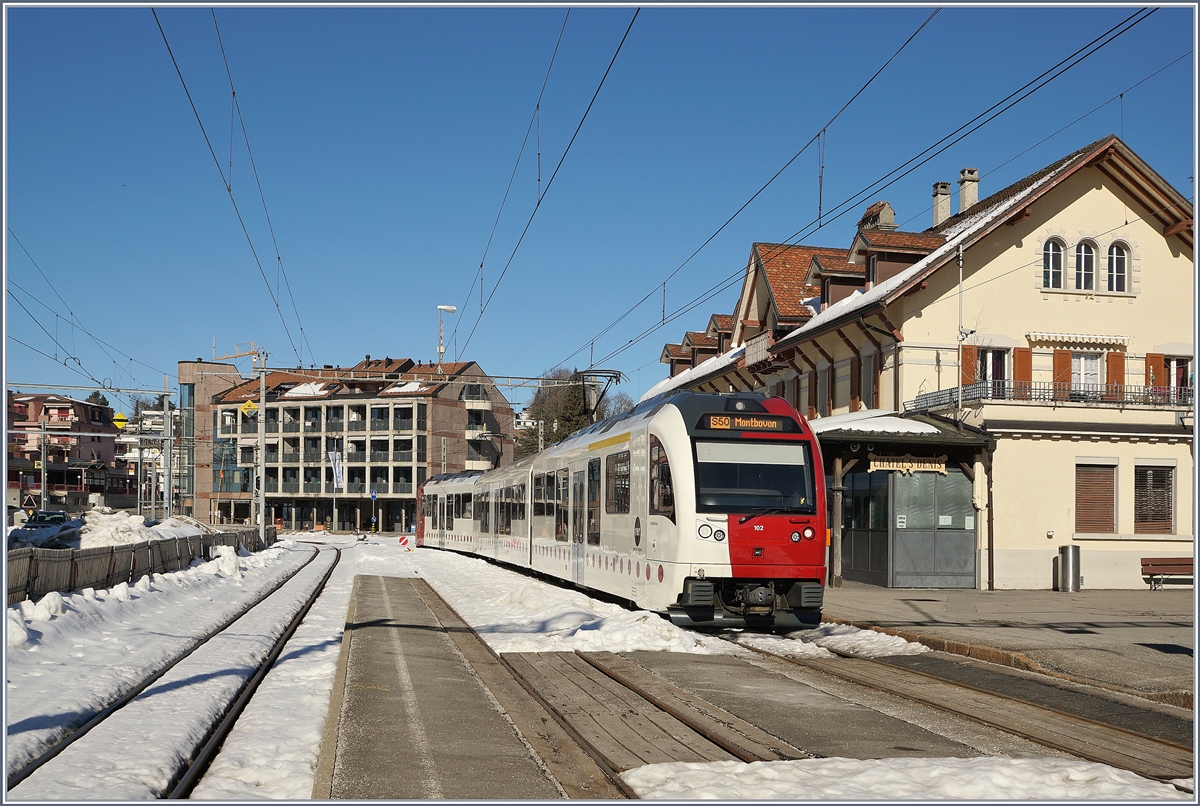 Der von Palézieux in Châtel St-Denis eingetroffene TPF SURF ändert für seine Weiterfahrt die Fahrtrichtung. Künftig wird ein etwas ausserhalb des Ortes gelegener Duchgangsbahnhof den Verkehr beschleunigen und im Ort wertvolle Bodenfläche freigeben.  
15. Feb. 2019