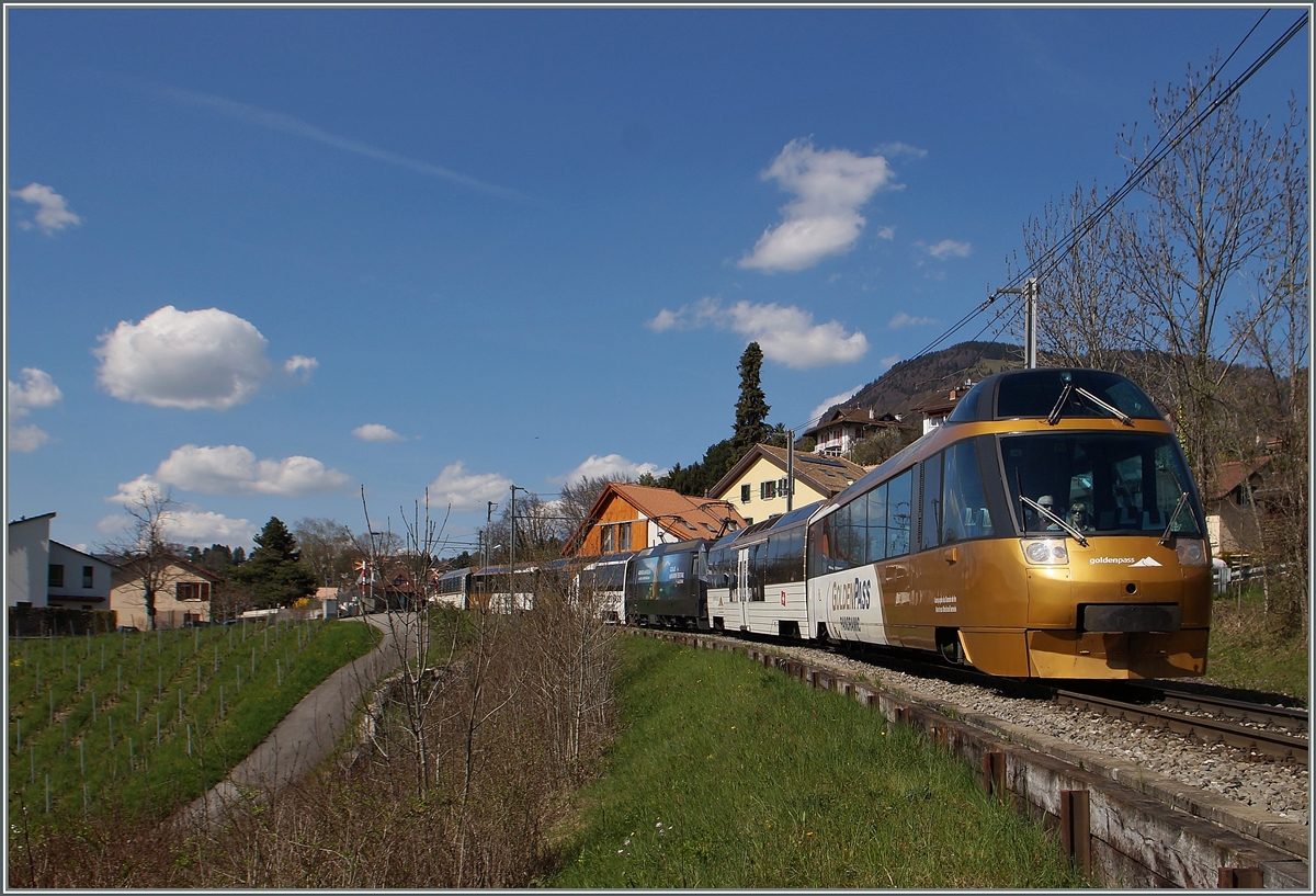 Der Paradezug der MOB: der GoldenPass Panoramic Express mit  VIP  Plätzen, hier bei Les Planches.
13. April 2015
