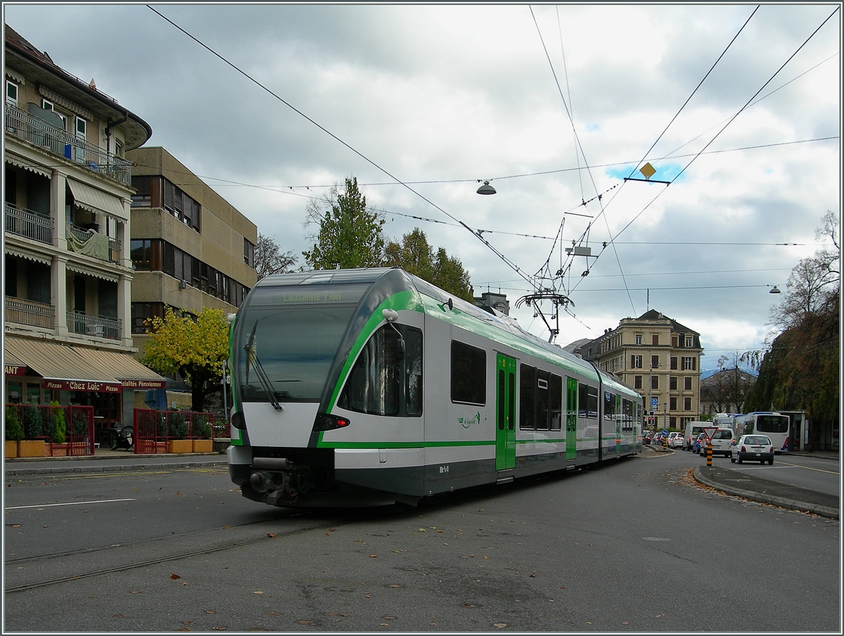 Der RBe 4/8 41 auf dem Weg nach Lausanne Flon kämpft sich durch Verkehrs- Fahrleitungs-Wirrwar in Lausanne. 
6. Nov. 2013