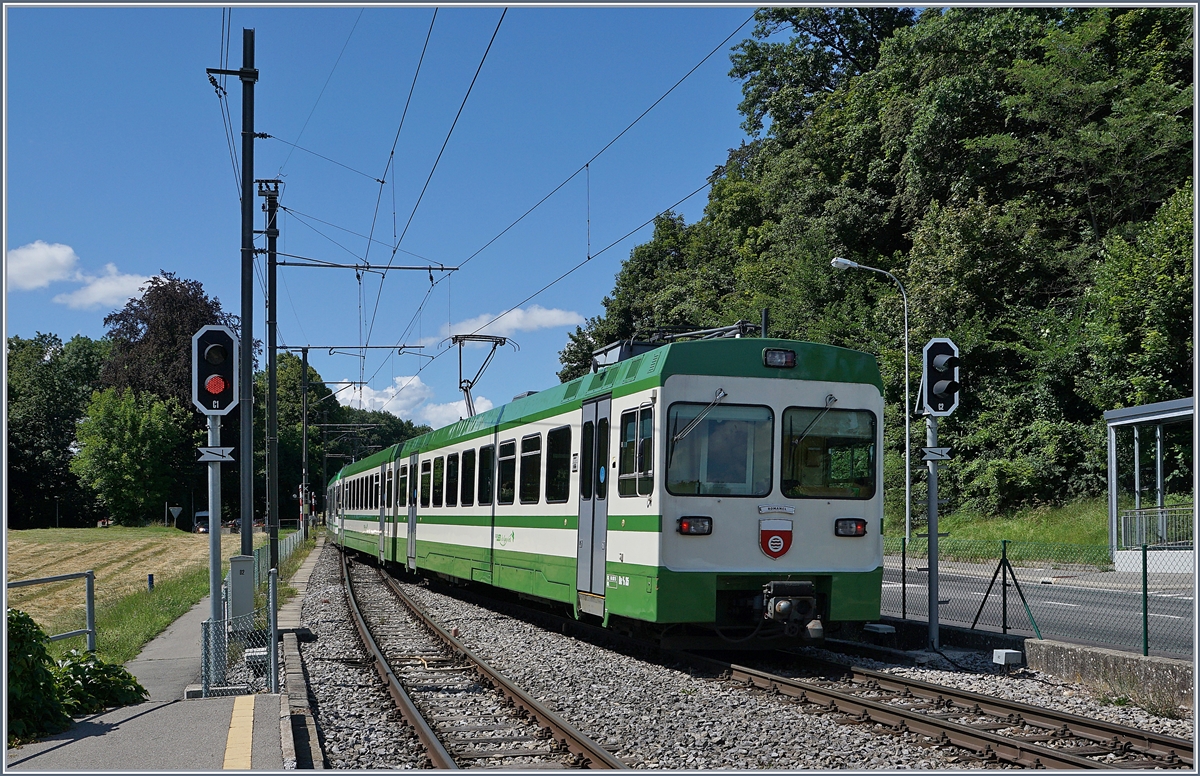 Der RBe 4/8 49 und LEB Be 4/8 35  Romanel  verlassen die Station Jouxtens-Mézery.

22. Juni 2020