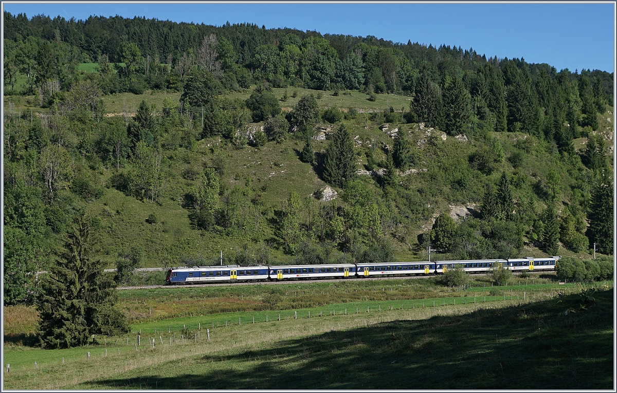 Der RE 18121 von Frasne nach Neuchâtel kurz nach Le Frambourg auf der Fahrt in Richtung Les Verrières. 

4. Sep. 2019