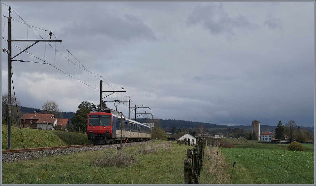 Der RE 18121 von Frasne nach Neuchâtel erreicht in Kürze Les Verrières. 

05. Nov. 2019