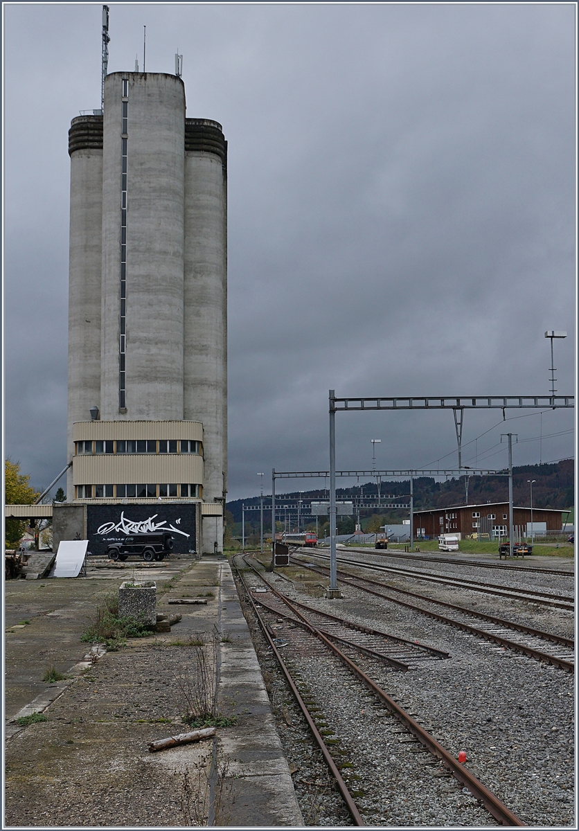 Der RE 18124 verlässt Les Verrières in Richtung Frankreich.

29. Okt. 2019
