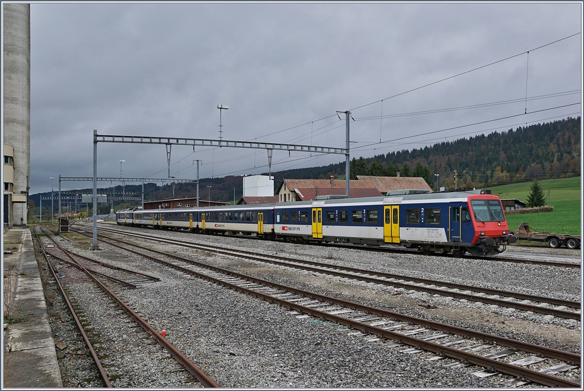 Der RE 18124 verlässt Les Verrières in Richtung Frankreich. 

29. Okt. 2019