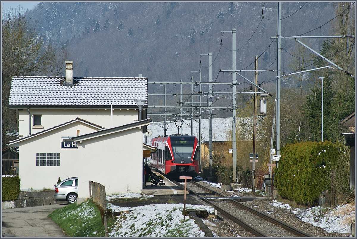 Der Regionalzug 7116 nach La Chaux-de-Fonds (Spitze) und Moutier (Schluss) verlassen den Halt La Heutte.

5. April 2019