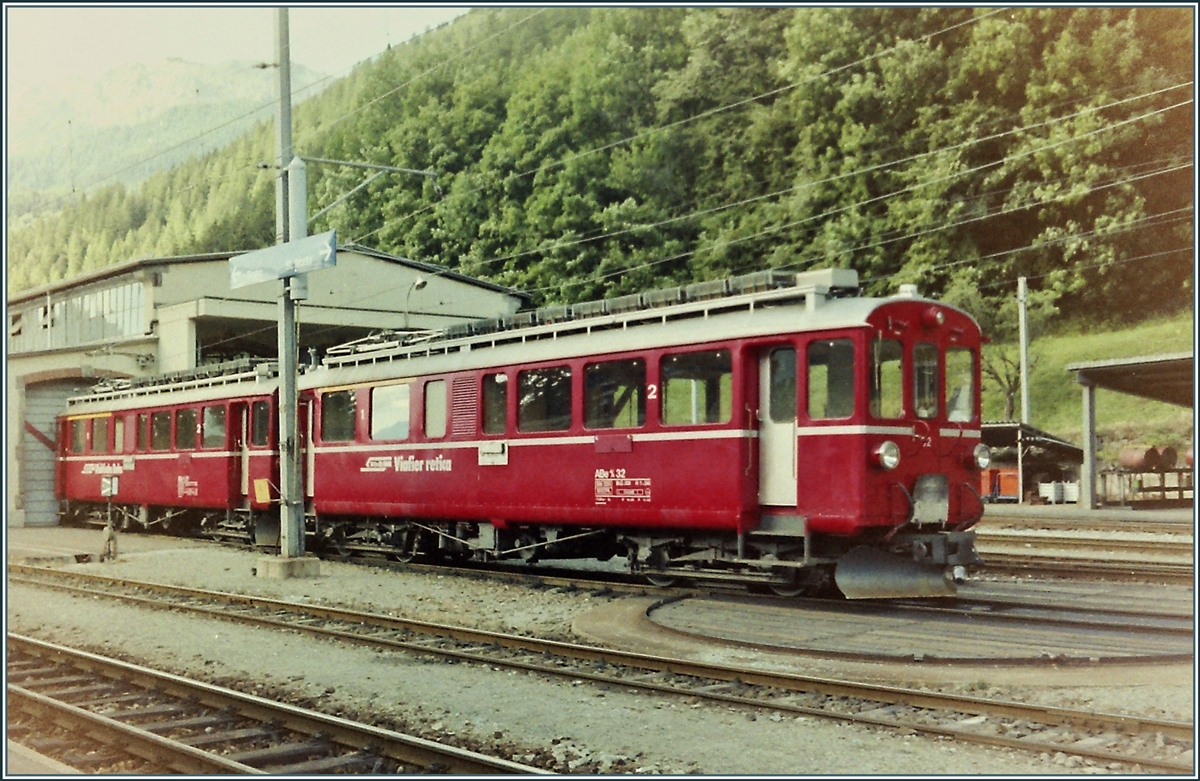 Der RhB ABe 4/4 I 32 und ein weiterer sind in Poschiavo abgestellt. 

Analog Bild vom Sept. 1993