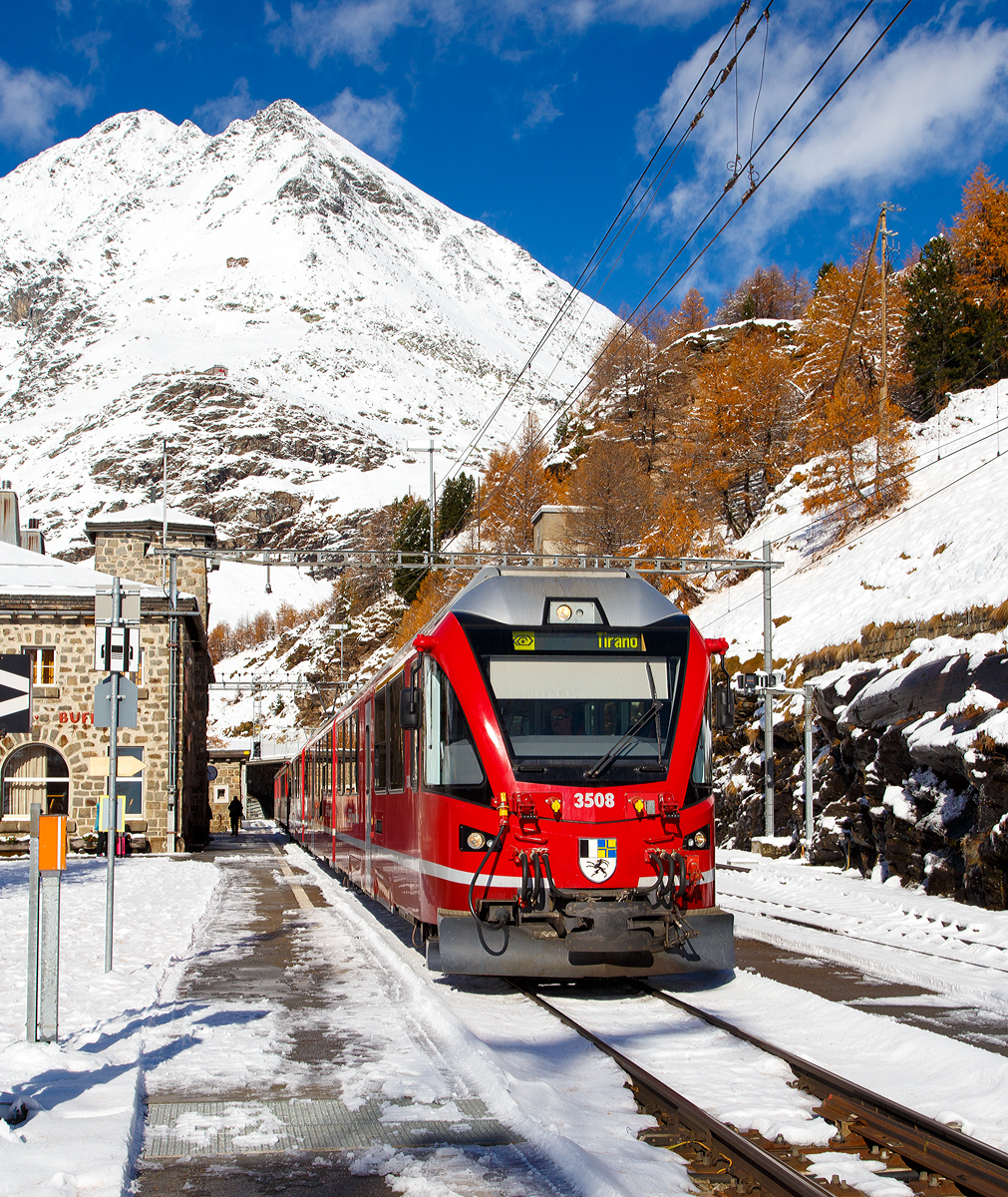 
Der RhB ALLEGRA-Zweispannungstriebzug (RhB  ABe 8/12) 3508  Richard Coray  mit 2 angehangenen Personenwagen als Regio-Zug nach Tirano verlässt am 04.11.2019 Alp Grüm in Richtung Tirano. 