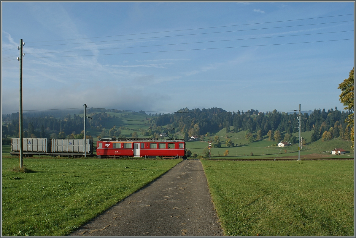 Der von der RhB �bernommen ABE 4/4 641 verkehrt bei der CJ als Bef 4/4 641. 
Hier bei La Cibourg am 11. Okt. 2010. 
