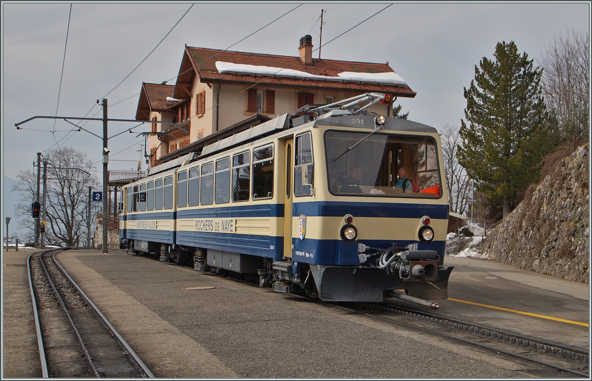 Der Rochers de Naye Beh 4/8 als Sch�lerzug nach Haut de Caux (und somit ohne Vorstellwagen) in Caux.

10. M�rz 2015  