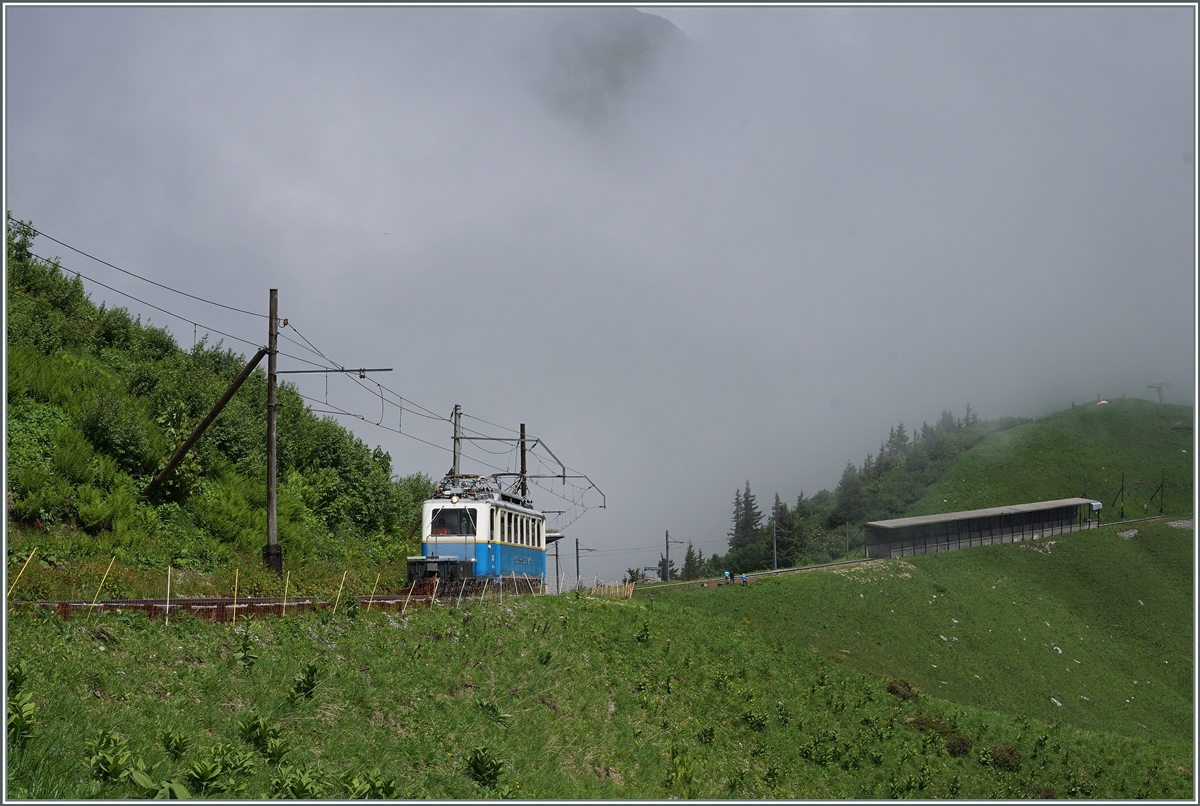 Der Rochers de Naye Bhe 2/4 203 auf dem Weg zum Rochers de Naye kurz nach Jaman. Im Hintergrund wird der Jaman duch Dunst praktisch vollstädnig verhüllt.
3. Juli 2016