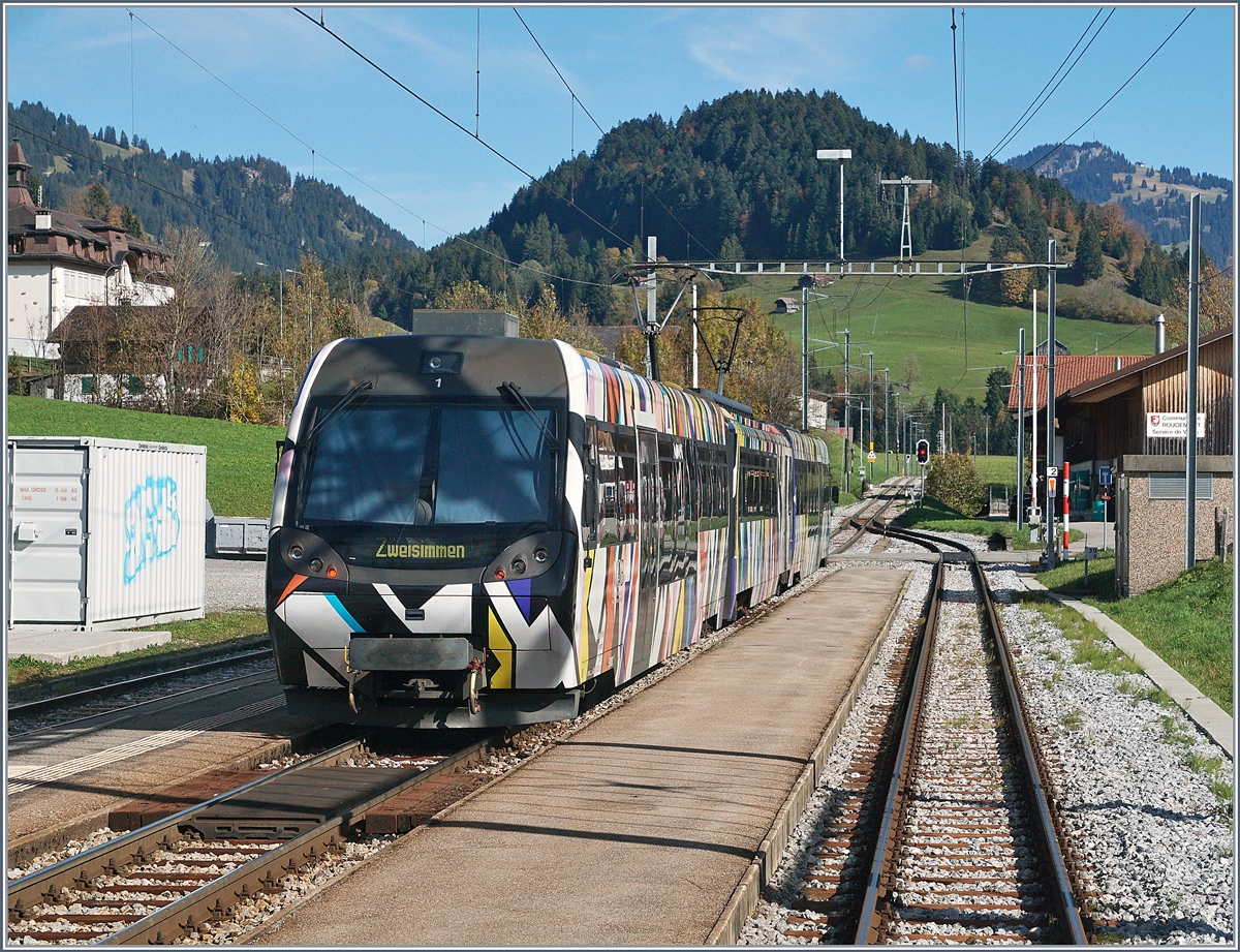 Der von Sarah Morris gestaltete Lenkerpendel  Monarch , bestehend aus ABt 341, Be 4/4 5001 und Bt 241, wartet in Rougemont auf die Rückfahrt nach Zweisimmen. (Bild aus dem Gegen-Zug).
10. Okt. 2017