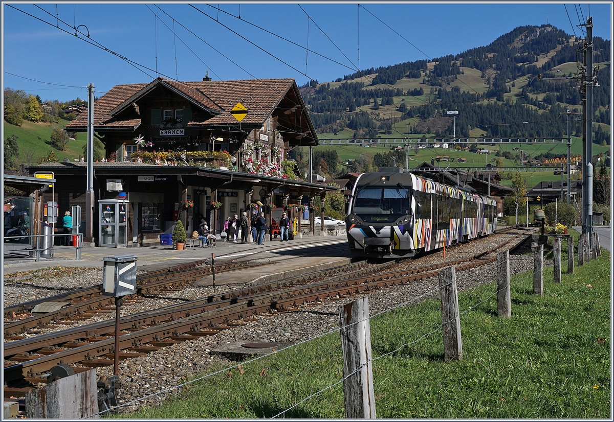 Der von Sarah Morris gestaltete Lenkerpendel  Monarch , bestehend aus ABt 341, Be 4/4 5001 und Bt 241, unterwegs als Regionalzug 2527 von der Lenk nach Rougemont beim Halt in Saanen. Neben dem kunstvoll gestalteten Zug lohnt sich auch ein Blick auf die üppige Blumenpracht des Bahnhofs!
10. Okt. 2017