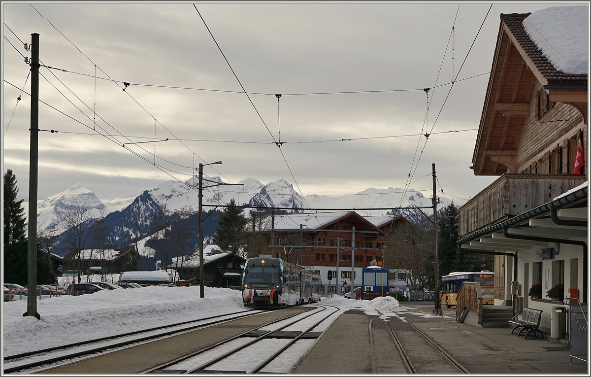 Der von Sarah Morris gestaltete Lenkerpendel  Monarch , bestehend aus ABt 341, Be 4/4 5001 und Bt 241, erreicht Schönried. 
10. Jan. 2018