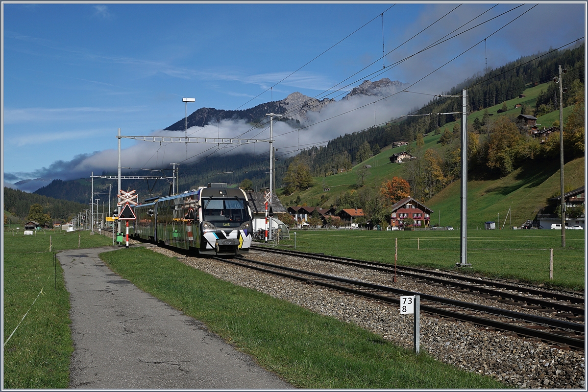 Der von Sarah Morris gestaltete Lenkerpendel  Monarch , bestehend aus ABt 341, Be 4/4 5001 und Bt 241, unterwegs als Regionalzug nach der Lenk beim Halt in Boden. 

22. Okt. 2019

