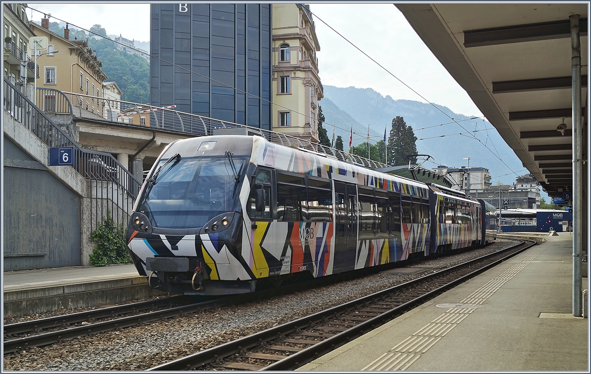 Der von Sarah Morris gestaltete Lenkerpendel  Monarch  bestehend aus ABt 341, Be 4/4 5001 und Bt 241, ist von Zweisimmen kommend in Montreux eingetroffen. 

26. April 2020