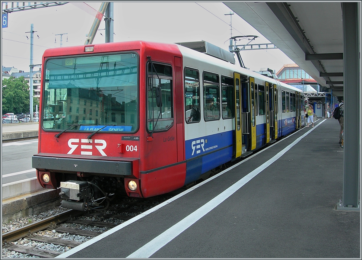 Der SBB Bem 550 004 wartet in Genève auf Gleis 5 auf die Abfahrt nach La Plaine. 

13. Juli 2006