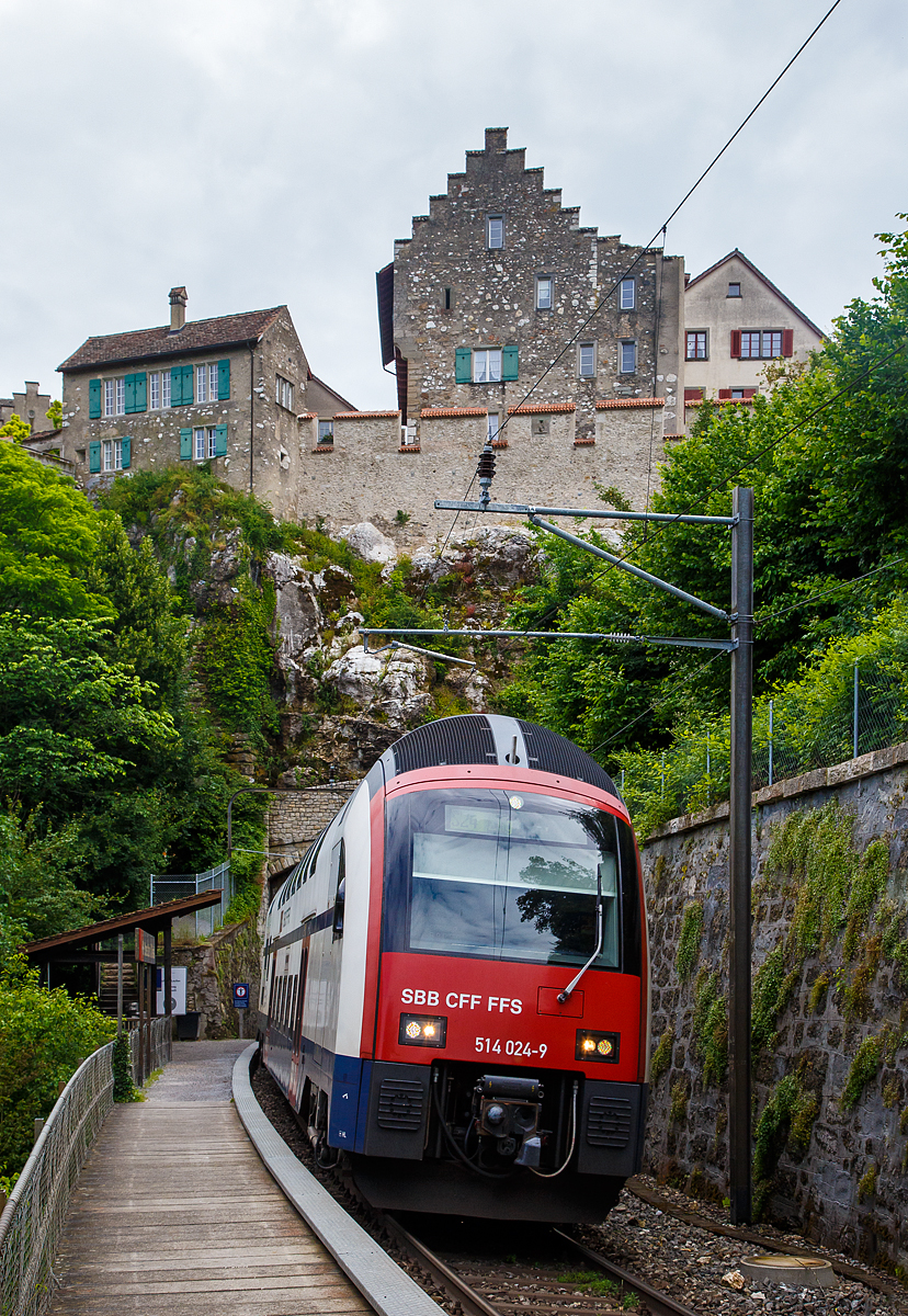 
Der SBB-Doppelstocktriebzug (DTZ) RABe 514 024-9 (ein Siemens Desiro Double Deck) unterquert am 18.06.2016 das Schloss Laufen (am Rheinfall). Erfährt als S 24 der S-Bahn Zürich die Verbindung Schaffhausen – Winterthur – Zürich HB – Zug (SBB).
