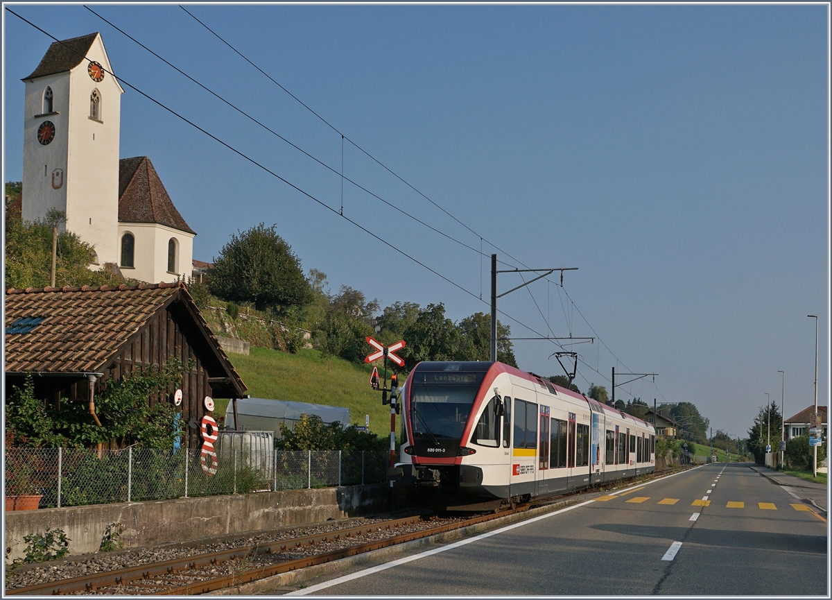 Der SBB GTW RABe 520 011-3 ist bei Birrwil auf der Fahrt nach Lenzburg.

13. Sept. 2020