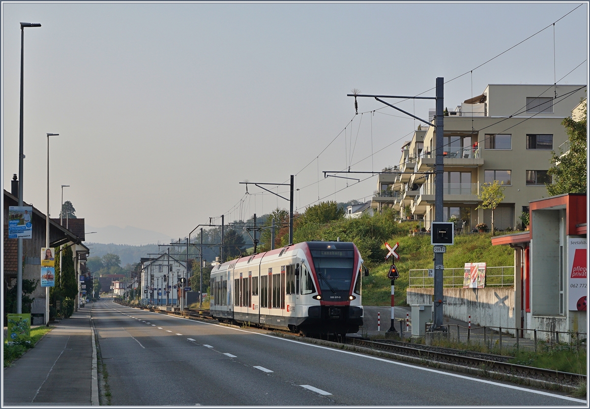Der SBB GTW RABe 520 011-3 hat die Station Birrwil verlassen und fährt nun in Richtung Lenzburg. 

13. Sept. 2020