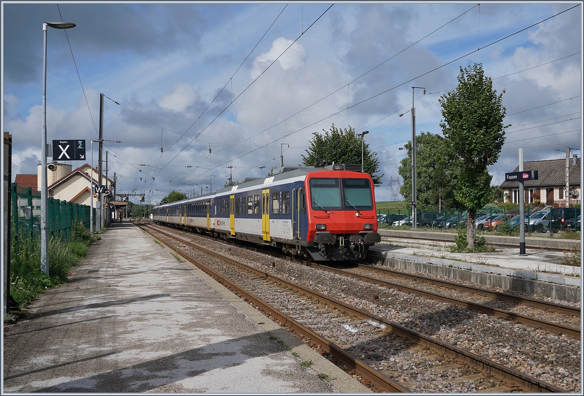 Der SBB NPZ angekommen als RE 18122 (an 8:53) bleibt bis zur Rückfahrt als RE 18123 (ab 10:53) in Frasne auf dem Gleis A abgestellt stehen. 

Der Zug bestehend aus folgenden Fahrzeugen: RBDe 562 004-2, AB 50 85 30-603-1, B 50 85 20-35 600-9, B 50 85 20-35 602-5 und dem Bt 50 85 29-35 952-5 (Schluss -> Spitze) 

13. August 2019
