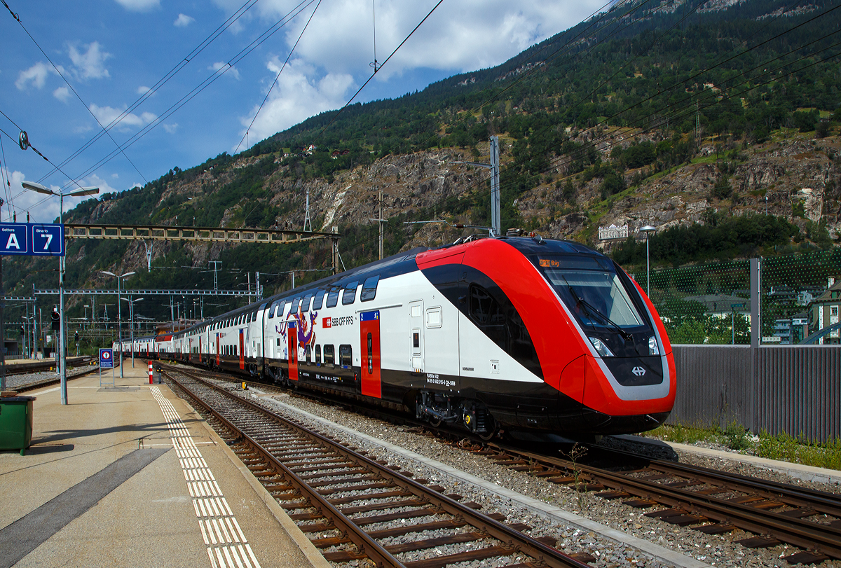 Der SBB RABDe 502  - 94 84 0 502 015-6 CH-SBB als IR 90 am 06.08.2019 Brig, wohl aber eher noch auf Probefahrt, denn er fuhr so gleich in den Abstellbereich. 

Die SBB RABDe 502 f�r den InterCity-Verkehr und die SBB RABe 502 f�r den InterRegio-Verkehr sind doppelst�ckige Triebz�ge f�r den Fernverkehr der Schweizerischen Bundesbahnen (SBB) des Herstellers Bombardier Transportation. Von der SBB als FV-Dosto und vom Hersteller Bombardier Twindexx Swiss Express (wobei sich dieser mehr eingepr�gt hat) bezeichneten Z�ge basieren auf der Plattform Bombardier Twindexx. Die ersten Z�ge h�tten ab 2013 geliefert werden sollen. Nach mehr als vier Jahren Verz�gerung kamen sie ab 2018 schrittweise zum Einsatz. 
Es existieren drei Varianten:
RABDe 502.0, IC-Version,  achtteilig,  200 m lang (mit Speisewagen);
RABe 502.2, IR-Version,  achtteilig,  200 m lang (ohne Speisewagen) und
RABe 502.4, IR-Version,  vierteilig,  100 m lang
Der gro�e Unterschied zwischen den RABDe 502.0 und den RABe 502.2 liegt darin dass der RABDe 502.0 einen Speisewagen f�hrt und auch 80 Sitzpl�tze weniger hat.

Vom Weiten sind die RABDe 502.0, IC-Version, daran zu erkennen, dass der f�nfte Wagen  (Speisewagen) im Bereich der Oberstockfester „rot“ lackiert sind.

Grundlegende Daten und Ausstattung
Alle Z�ge sind per Design ausgelegt f�r eine Geschwindigkeit von 230 km/h, zugelassen werden sie f�r eine H�chstgeschwindigkeit von 200 km/h. 
F�r den InterRegio-Verkehr sind vorgesehen: 
9 Exemplare in der Version IR 100, einem vierteiligen Triebzug mit 100 Meter L�nge mit 330 Sitzpl�tzen, sowie
30 Exemplare als achtteilige, 200 Meter lange Version IR 200 mit 682 Sitzpl�tzen.
F�r den Intercity-Verkehr sind  23 Exemplare als Version IC 200, gleichfalls 200 Meter lang und mit acht Wagen, von denen einer ein Speisewagen ist. Dieser Zug bietet 606 Sitzpl�tze.

Einbauten sind in allen Versionen Businessabteile, elektronische Sitzplatzreservierung und Video�berwachung. Zudem sind die Personenwagen wenig druckanf�llig, da die Fahrzeuge auch in Deutschland fahren sollen und nach einschl�gigen deutschen Normen gebaut und auch zugelassen werden. Vor allem im IC 200 enthalten sind ein gro�es Restaurant und ein Familienwagen. Auch die Toiletten sind gr�sser und pro Zug ist mindestens ein Wickeltisch enthalten.

Antriebstechnik
Der Bombardier Twindexx Swiss Express hat ein verteiltes Antriebssystem, in dem entweder sechs oder zw�lf Fahrmotoren in den Drehgestellen der vier- oder achtteiligen Einheiten zum Einsatz kommen. Je sechs von acht Wagen bzw. drei von vier Wagen des Zuges sind angetrieben und somit sind es Triebz�ge. Dies ist ein wesentlicher Unterschied zur Schwesterplattform Twindexx Vario (der DB), bei der antriebslose Doppelstockmittelwagen mit endst�ndigen Doppelstocktriebwagen gekuppelt werden. 
Im Vergleich zu einem gleich langen Zug aus IC2000-Wagen und einer Re 460 Lokomotive soll das Antriebssystem wegen der eingebauten Synchronmotoren mit Permanentmagneten rund zehn Prozent weniger Energie verbrauchen.

Wankkompensation
Gegen�ber anderen Doppelstock-Triebz�gen zeichnet sich der Twindexx Swiss Express aber vor allem durch eine Variante der Neigetechnik, genannt WAKO (aktive Wank-Kompensation), aus. Diese Wankkompensation soll verhindern, dass sich der Wagenkasten in B�gen nach au�en neigt, und so h�here Geschwindigkeiten in Kurven erlauben. Im Gegensatz zu aktiver Neigetechnik, die bis zu 8� Neigung erlaubt, sind es hier nur 2�. Im Vergleich zu einem sich im Bogen nach au�en neigenden Doppelstockwagen ergibt sich somit ein Unterschied von bis zu 4�. Im Gegensatz zu aktiven Systemen soll die WAKO aufgrund der geringeren technischen Komplexit�t des Systems sehr ausfallsicher sein. Mit der Wankkompensation k�nnen, je nach �berh�hung B�gen ca. 9 bis 15 Prozent schneller durchfahren werden. Dazu wurde eine neue Geschwindigkeitsreihe „W“ eingef�hrt, die zwischen den Geschwindigkeitsreihen „R“ (f�r konventionelle Z�ge) und „N“ (Neigez�ge) liegt.

Der Zug soll mittels WAKO, guter Beschleunigung sowie kleineren baulichen Ma�nahmen die Fahrzeit der Strecke Bern–Lausanne von momentanen 66 Minuten auf unter 60 reduzieren, was in Lausanne die Einrichtung eines Taktknotens zur vollen und halben Stunde erlaubt.

Sollte sich die Technik jedoch nicht einsetzen lassen, k�nnen die Z�ge weiterhin ohne Wankkompensation verkehren. Als Vertragsstrafe m�sste der Hersteller Bombardier die SBB mit bis zu 100 Millionen Franken entsch�digen.

TECHNISCHE DATEN der RABDe 502  
Nummerierung: 502 001–502 023
Anzahl: 23 
Hersteller:  Bombardier Transportation, Werke Villeneuve (CH) und G�rlitz (D)
Spurweite:  1.435 mm (Normalspur)
Achsformel:  2’Bo’+2’Bo’+2’2’+2’2’+Bo’2’+Bo’2’+Bo’2’+Bo’2’
L�nge �ber Kupplung: 200.600 mm
H�he: 4.590 mm
Breite: 2.000 mm
Achsabstand im Drehgestell: 2.500 mm
Leergewicht: 453 t
Dienstgewicht: 539 t 
Radsatzfahrmasse: 18 t 
H�chstgeschwindigkeit: 200 km/h
Kurzzeitleistung: 7.500 kW
Anfahrzugkraft:  482 kN
Beschleunigung: 0,85 m/s�
Stromsystem:  15 kV 16,7 Hz
Anzahl der Fahrmotoren: 12 (Synchronmotoren mit Permanentmagnet)
Sitzpl�tze:  606, davon 176 (1. Klasse), 401 (2. Klasse) und 29 (Speisewagen)