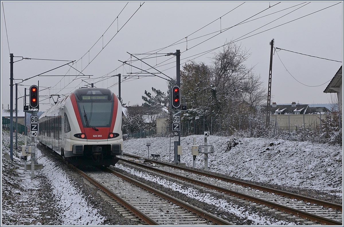 Der SBB RABe 522 203 verlässt Grandvillars in Richtung Delle, interessant sind die Signale mit ihre vielen Hinweisschildern und den Telefonen.

11. Jan. 2019 