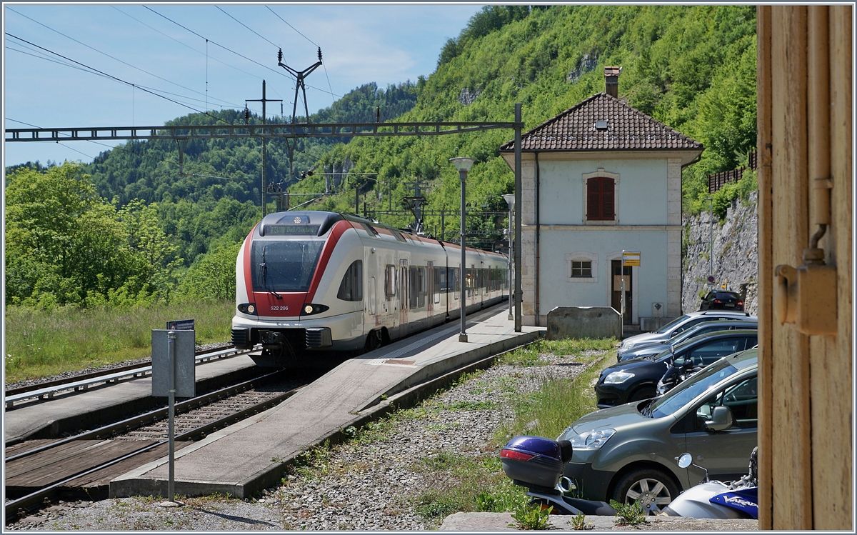 Der SBB RABe 522 206 als RE 18179 von Meroux TGV nach Biel/Bienne beim Halt in St-Ursanne.

1. Juni 2019 