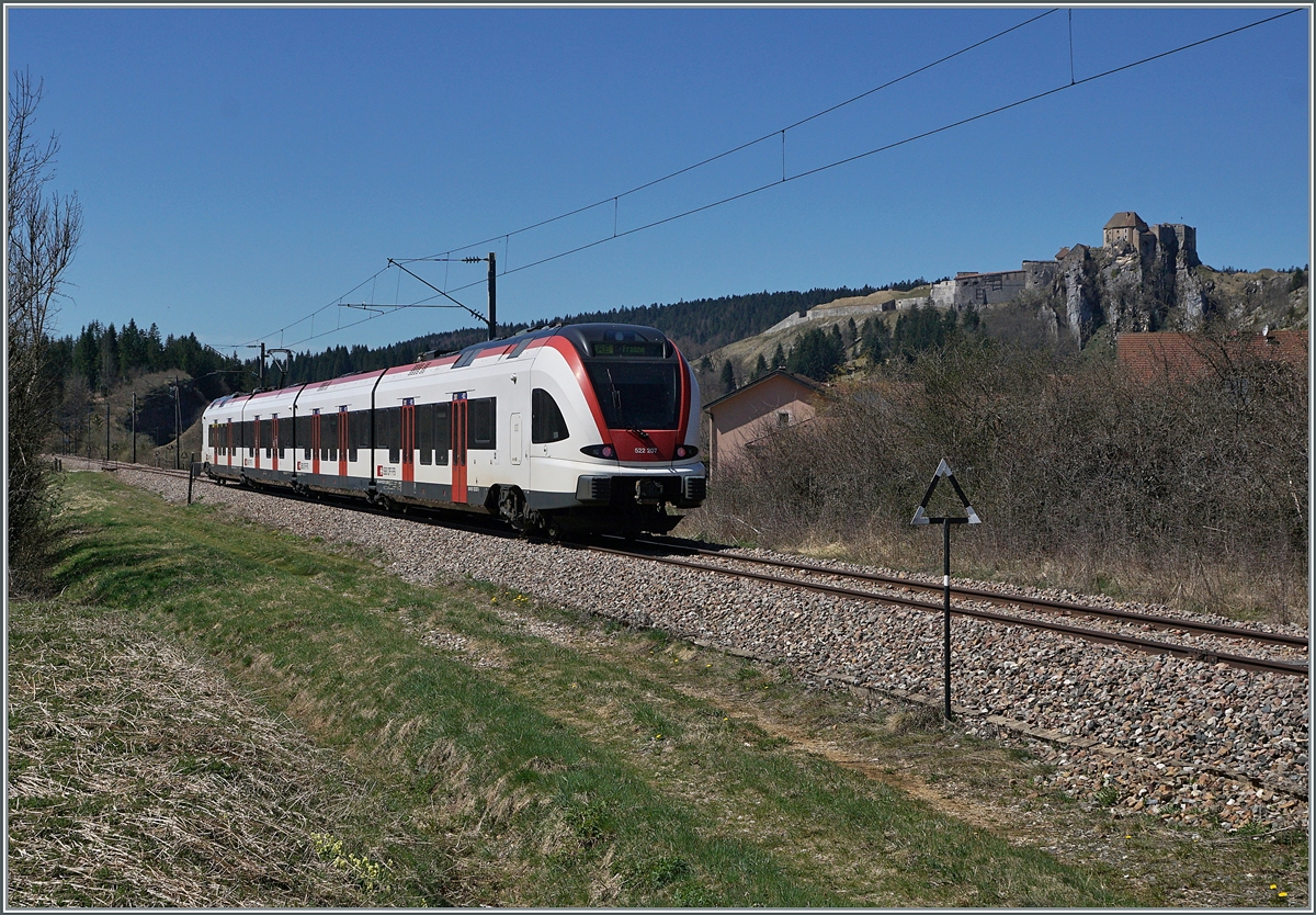 Der SBB RABe 522 207 ist als RE 18124 zwischen Les Verrieres und Pontralier kurz vor La Cluse et Mijoux auf dem Weg von Neuchâtel nach Frasne.
Rechts im Bild ist das Château de Joux zu erkennen. 

16. April 2022